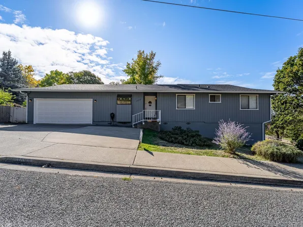 1093 NE Hillcrest Dr, Grants Pass, OR 97526