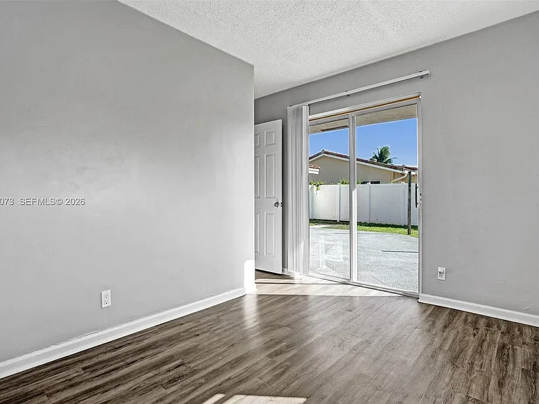 949 SE 10th Ct — Photo 28