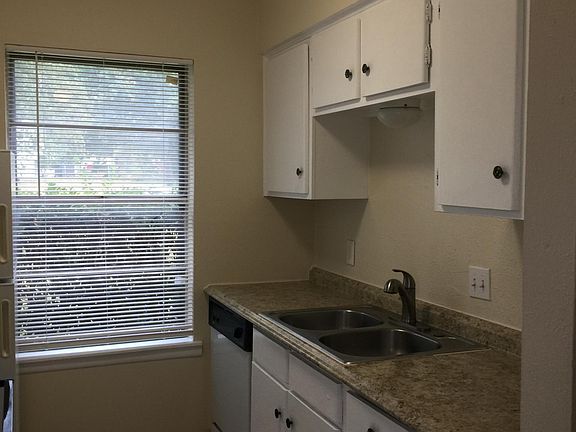 5th image of 702 Crestbrook Ln