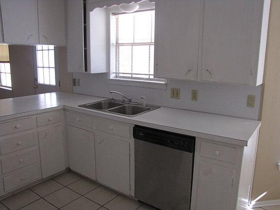 4th image of 3223 W Shandon Ave