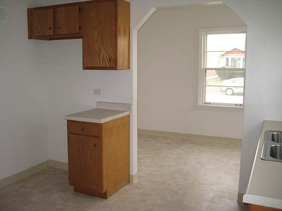 4th image of 128 Granville Ave