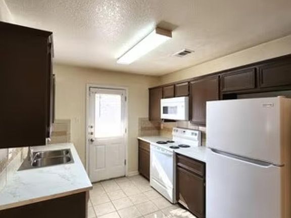 3rd image of 1300 Cinch Dr APT A
