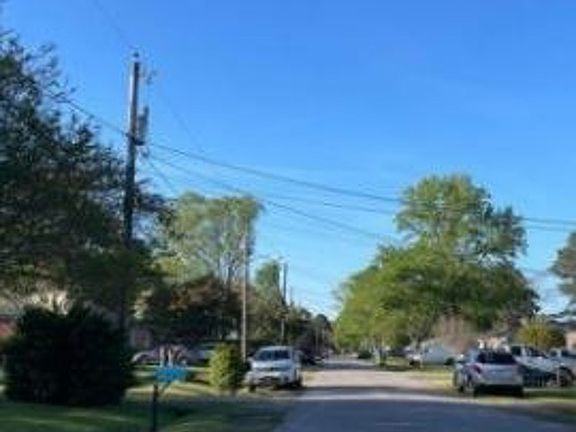 Exterior Neighborhood (street photo)