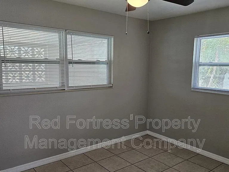 2721 Elmwood St — Photo 3