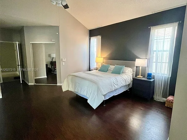 300 Cameron Dr — Photo 34