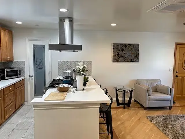 2 bed, 900 sqft, $3,350 — Photo 1
