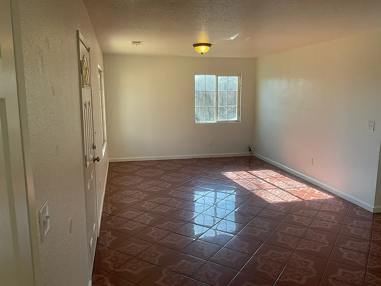 1328 Laguna Way — Photo 2