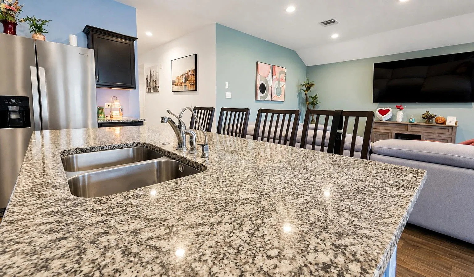 4 bed, 2.0 bath, 1851 sqft, $2,300 — Photo 3