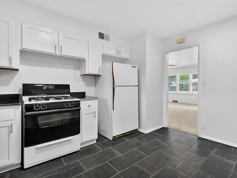 366 SE Wilshire Ave — Photo 7