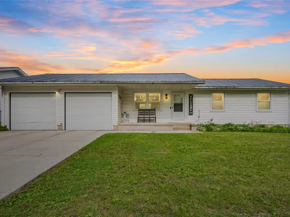 1304 Grande Ave, Center Point, IA 52213