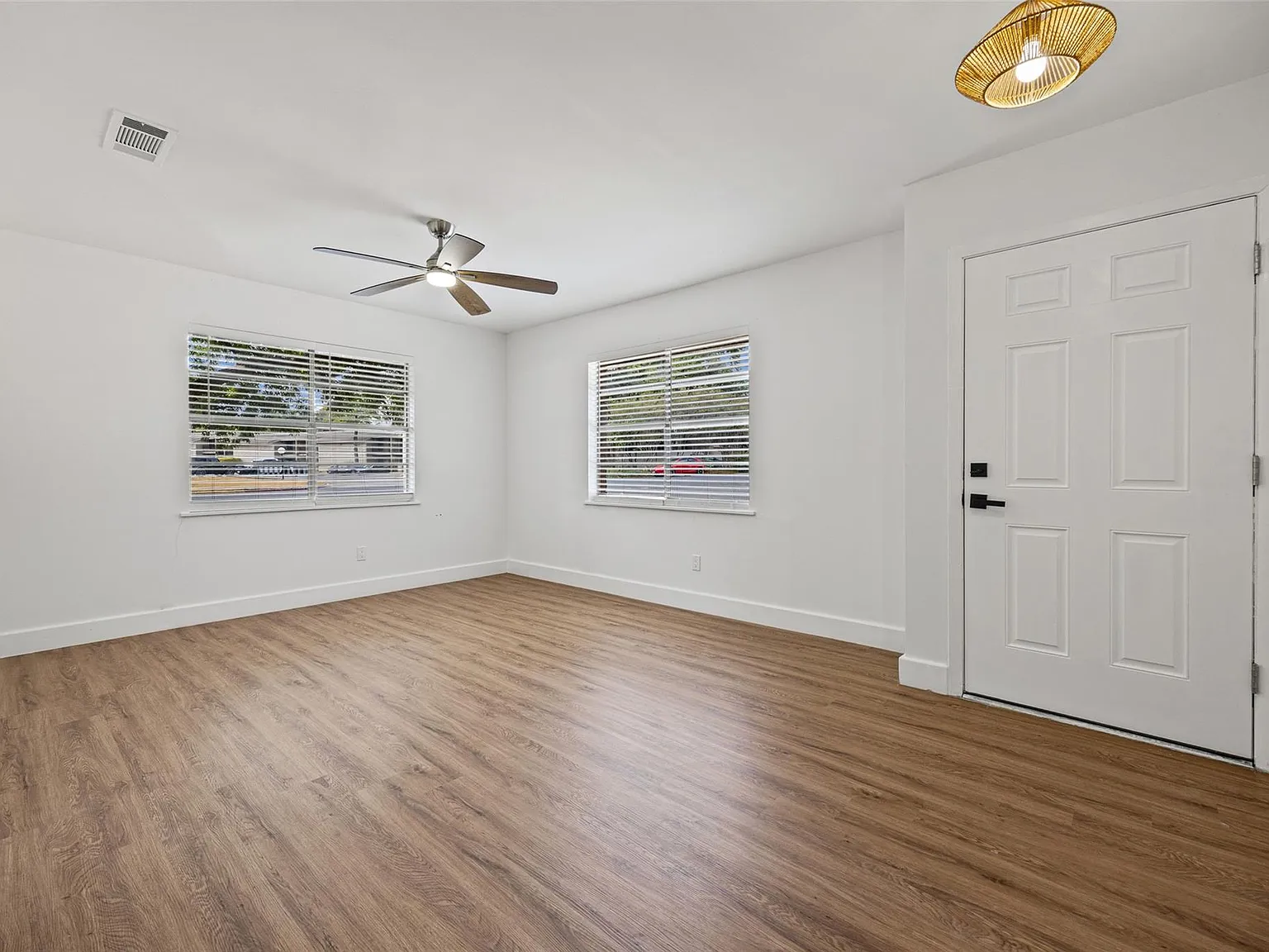 2 bed, 1.0 bath, 747 sqft, $1,975 — Photo 4