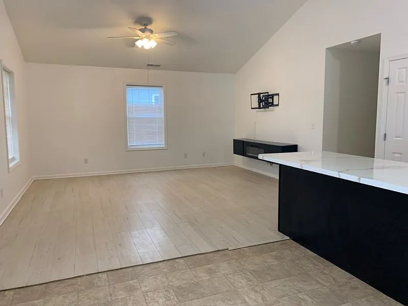 3 bed, 1232 sqft, $2,000 — Photo 3