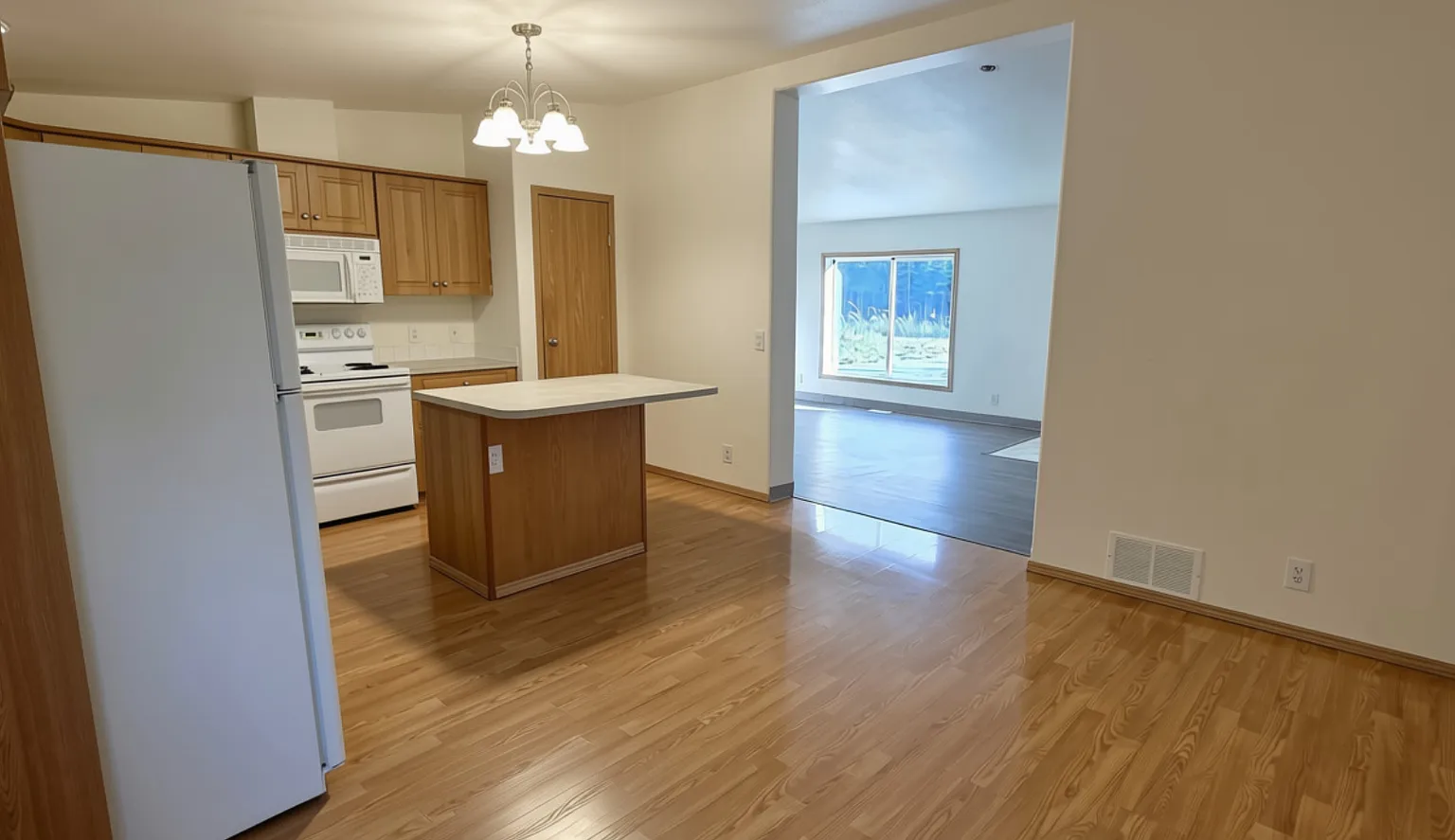 Cozy 3-Bedroom, 2-Bathroom Mountain View Rental with Heated 2 Car Garage Available Now! — Photo 4