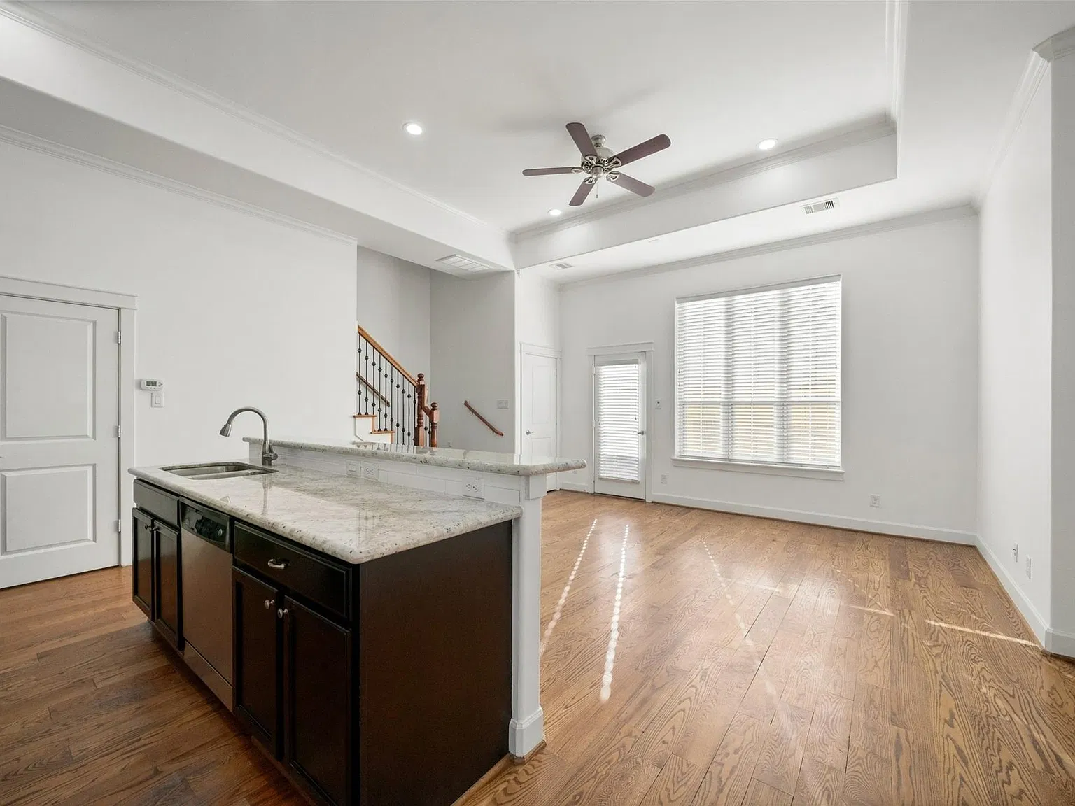 3 bed, 4.0 bath, 1928 sqft, $3,150 — Photo 4