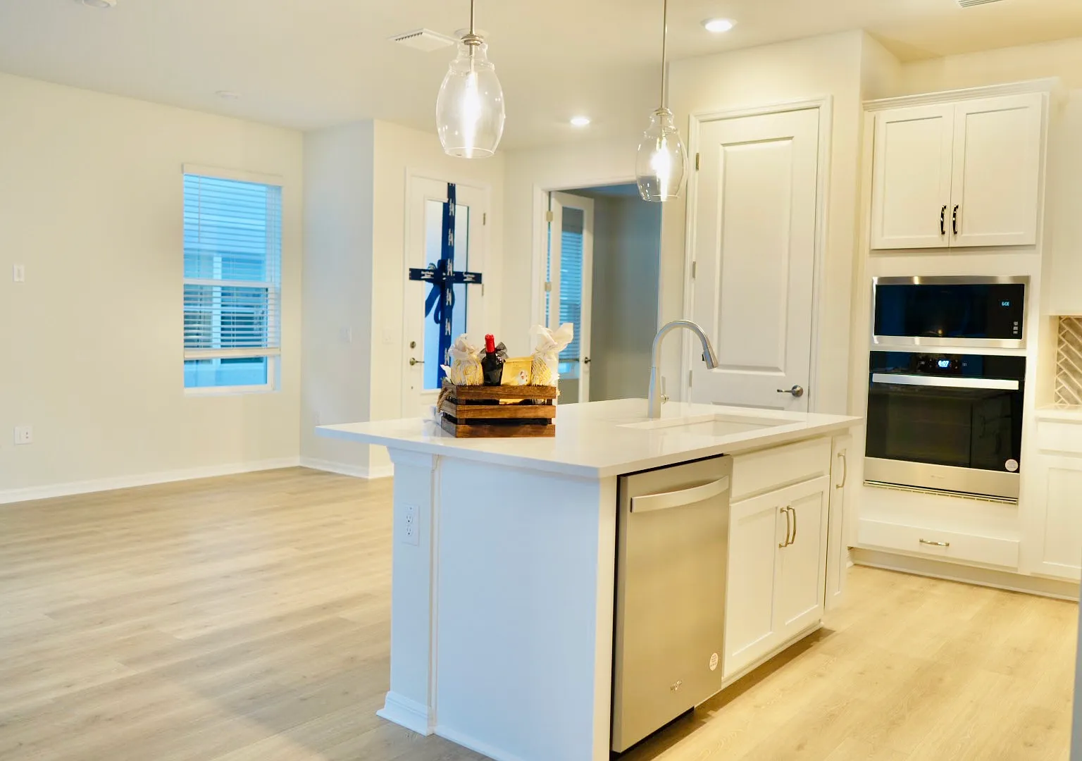 3 bed, 2200 sqft, $3,300 — Photo 3