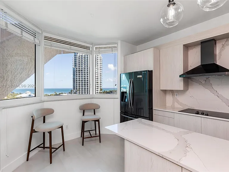 300 S Pointe Dr #907 — Photo 16