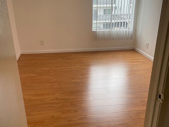 4th image of 515 Kelton Ave #327