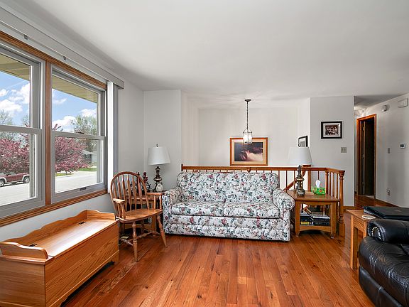 3rd image of 429 Pierce Ave