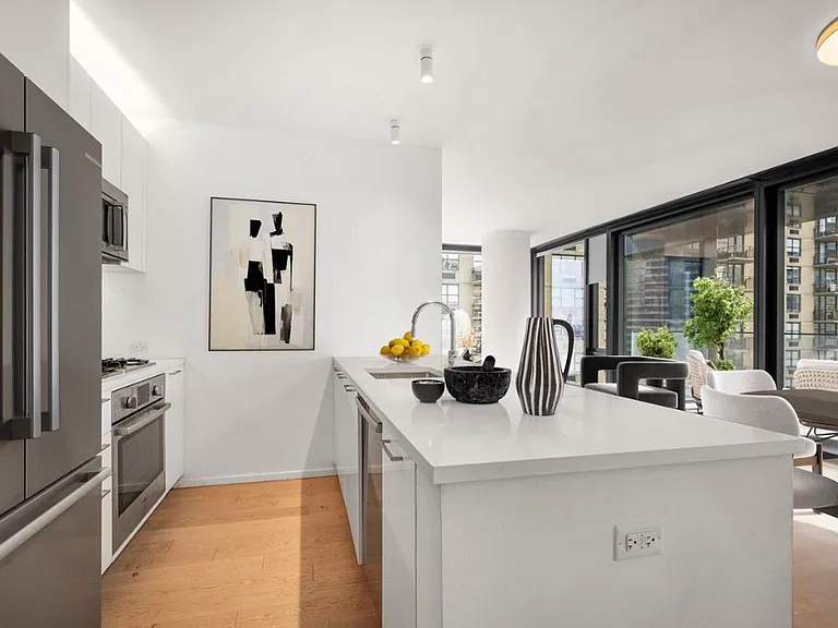 685 1st Ave #10B — Photo 3