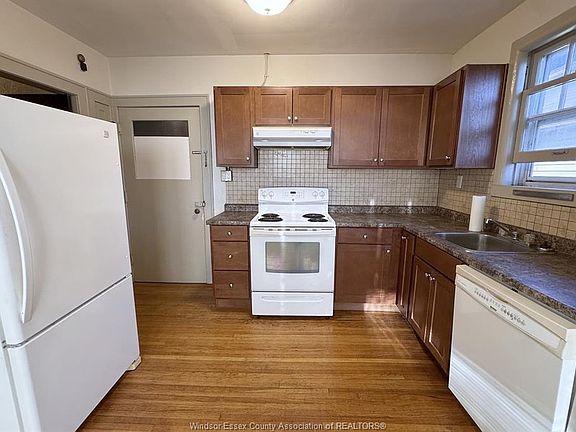4th image of 1009 Niagara St #3