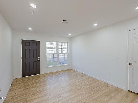 4th image of 14 Nicole Ln