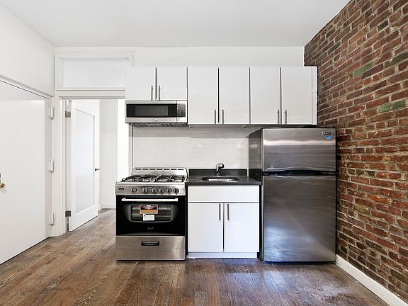4th image of 329 E 6th St APT 1