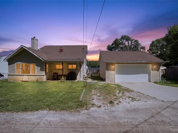 7166 Alpine Dr, Linden, MI 48451