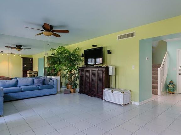 5th image of 2450 Gulf Blvd APT 11B