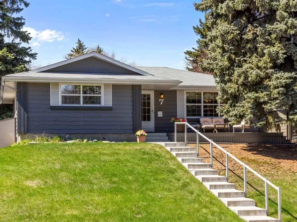 7 W Canna Bay SW, Calgary, AB T2W 1P2