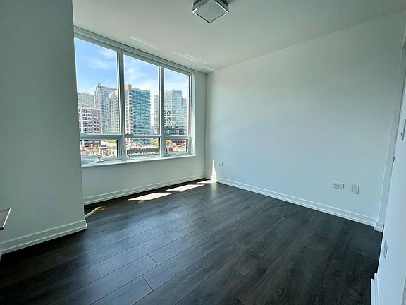 4th image of 740 N Hudson Ave #1402