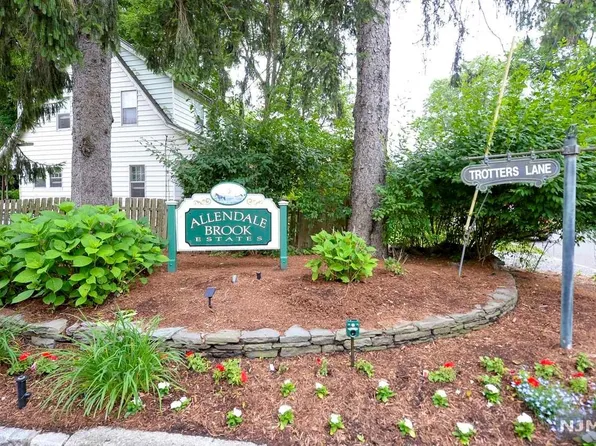 83 Trotters Ln, Allendale, NJ 07401