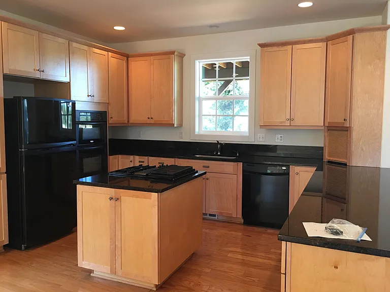 1240 Queen St — Photo 10