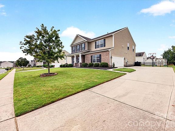 3rd image of 1011 Wellscroft Rd