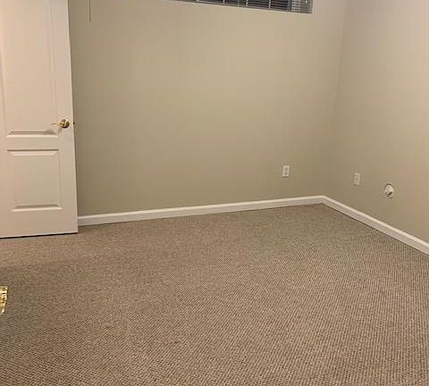 Queen size bedroom with walk in closet