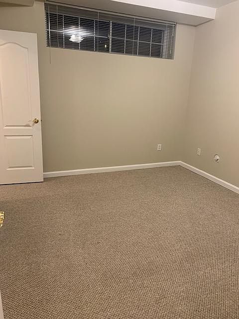 Queen size bedroom with walk in closet