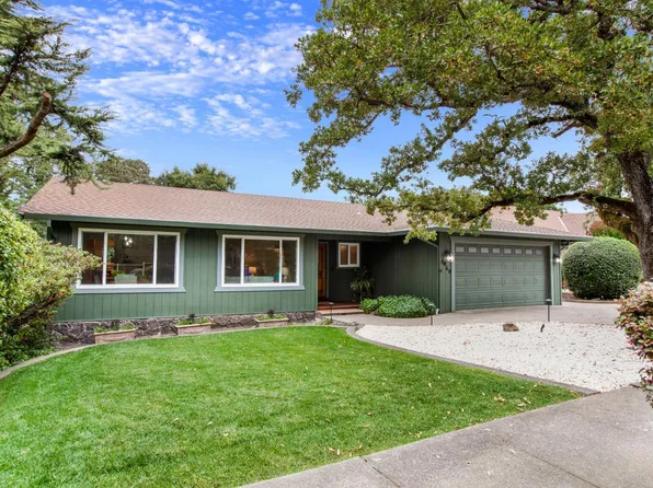 1060 Oakmont Ct, Napa, CA 94559