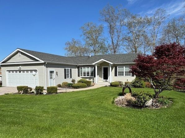 18 Looking Glass Cir, Uncasville, CT 06382