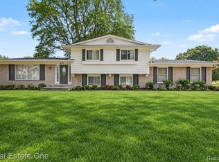 6639 Tamerlane Dr, West Bloomfield, MI 48322
