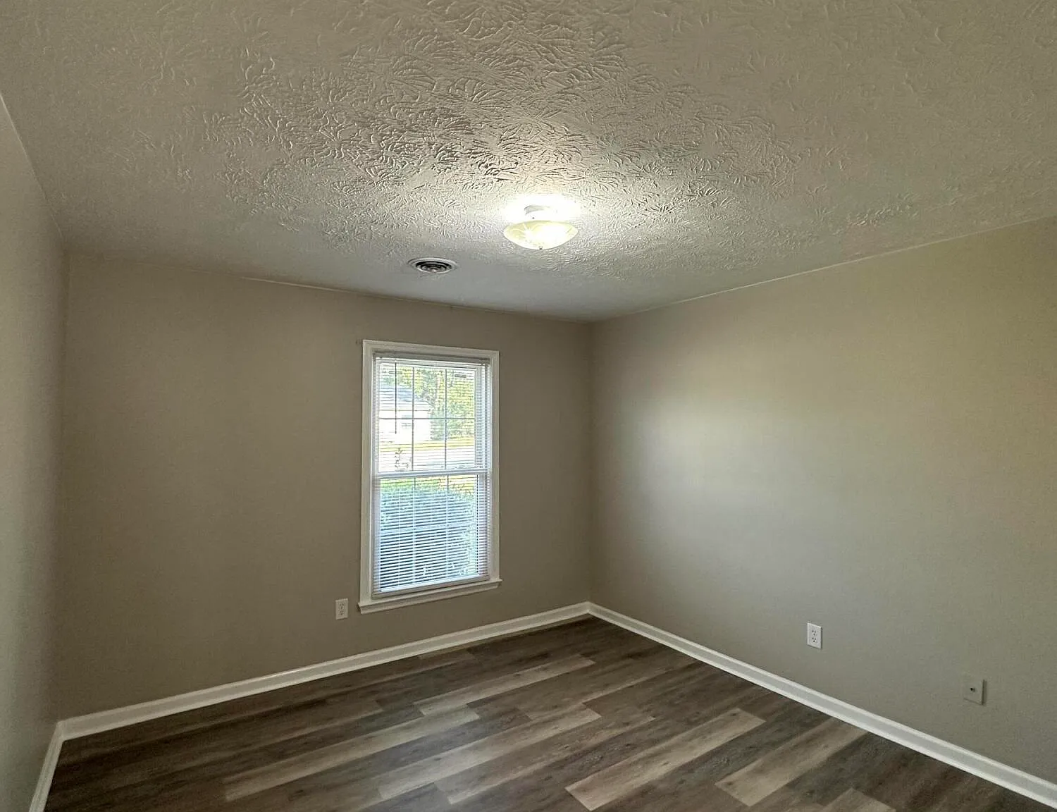 3 bed, 2.0 bath, 923 sqft, $2,000 — Photo 3