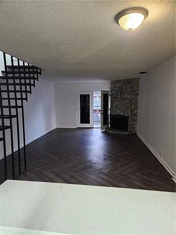 2 bed, 1.5 bath, 1100 sqft, $1,500 — Photo 3
