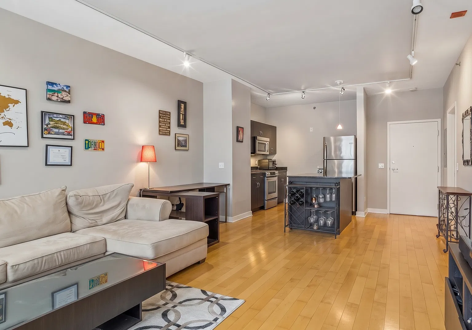 1 bed, 834 sqft, $2,600 — Photo 2