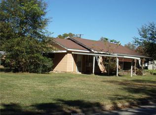 802 Wheelock St, Hearne, TX 77859