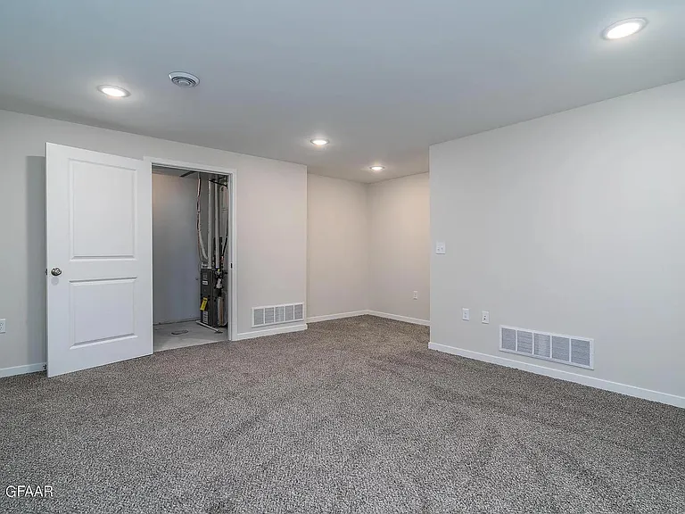 895 Thames Ct — Photo 28