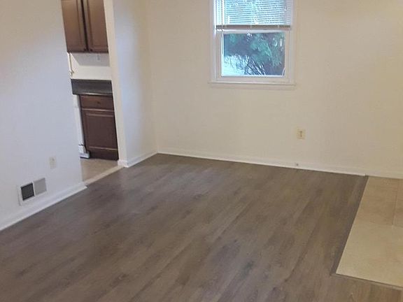 4th image of 224 N Van Buren St