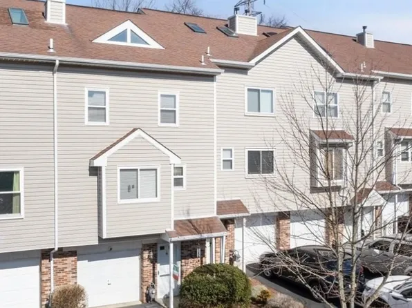 122 Old Village Ln, Bethel Park, PA 15102