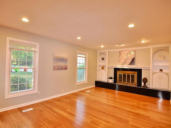 4th image of 5275 Langlewood Dr