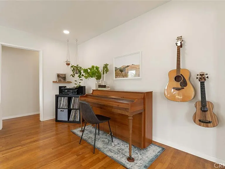 2902 Loomis St — Photo 3