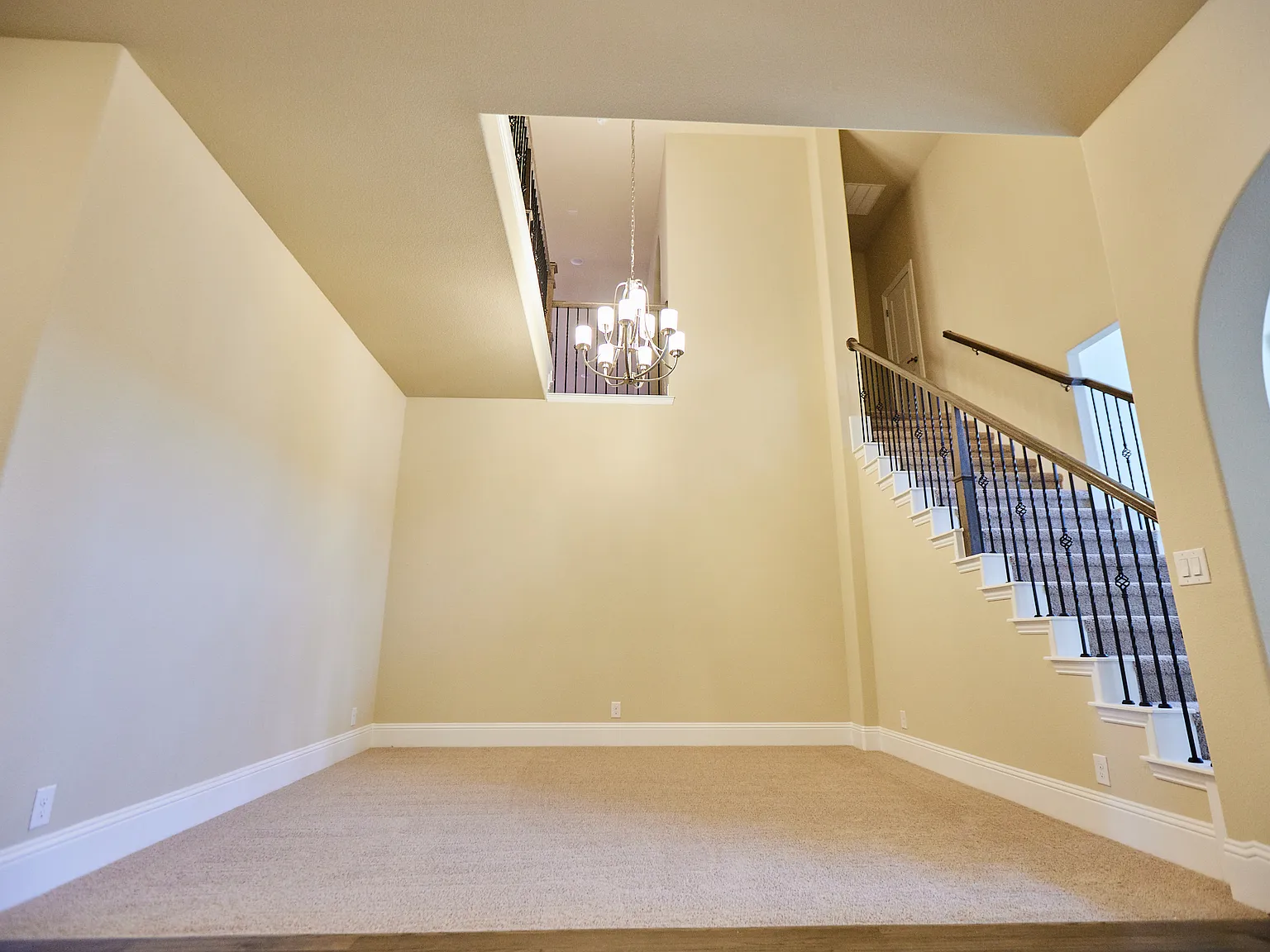 5 bed, 4258 sqft, $4,500 — Photo 4