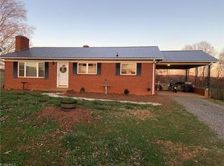 301 Cove Ln, Mount Airy, NC 27030