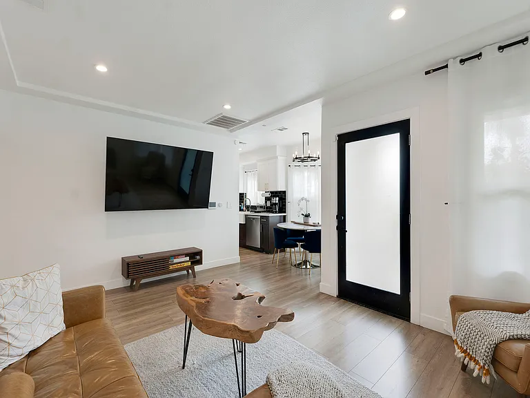1021 E 65th St — Photo 10